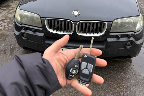 Аварійне відкриття авто BMW — виїзд майстра Кременчук 24/7